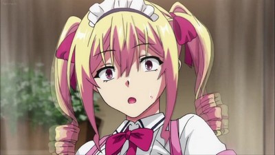 Горничные пристают к парню.