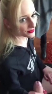 Причесываясь у стилиста, девушка удовлетворяет своего парня.