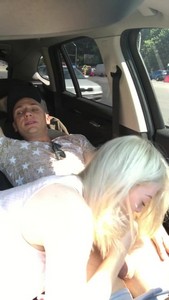 Молодая пара решила прокатиться на автомобиле, чтобы хорошо провести время вместе.