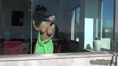 Зрелая дама с большой грудью решила испытать себя как эротическая модель.