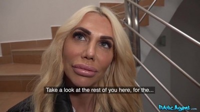 Пикапер провел интимную встречу с девушкой в подъезде.