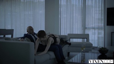 Лысый друг наслаждается видом своей подруги, у которой бритая головка и надеты чулки.