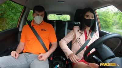 Молодая женщина сдает на водительские права и проводит время с инструктором.