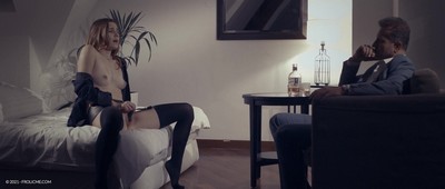 Красотка удовлетворяет себя в присутствии богатого мужчины.