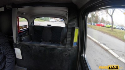 Две подруги решили скрасить время в такси удовольствиями.