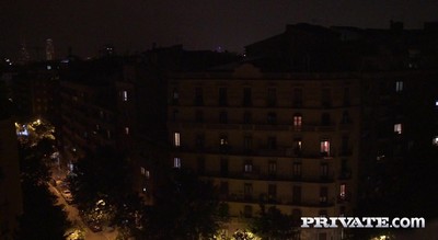 Итальянская женщина разделяет партнера с русской подругой.