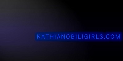 Мачеха одета в юбку и занимается сексом вагинально.