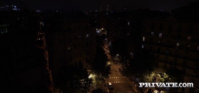 Две привлекательные женщины решили разнообразить свои сексуальные игры в офисе.