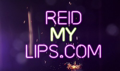 Riley Reid, известная порноактриса, нежно ухаживает за собой на камеру.