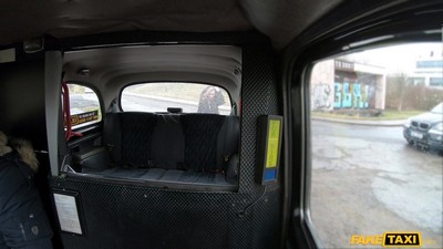 Angel Emily удивила таксиста во время поездки и предложила ему увлекательное приключение.