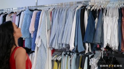 Страстное лесбийское удовольствие в ателье.