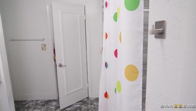 Сосед приходит к горячей латинке и удовлетворяет ее как она хочет: у нее есть оливковое масло, а у него есть длинный пенис.