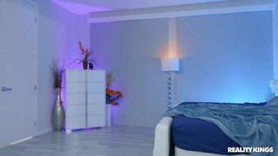 Катя Нижегородцева фотографируется в откровенной позе.