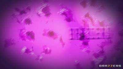 Возрастная Ivy Lebelle, покрытая маслом, мастурбировала перед голым партнером.