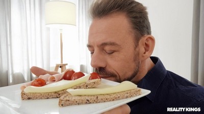 Мужчина покрыл ноги горячей Tru Kait семенем.