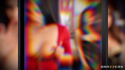 Одинокая официантка смутила пару, привлекая внимание парня.