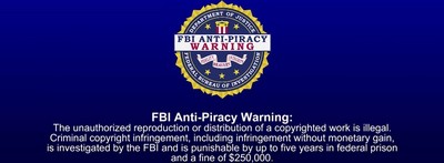 Две женщины с темными волосами доставляют мужчине удовольствие.