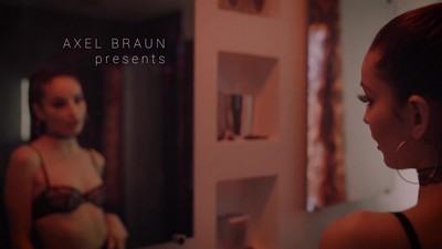 Аппетитная emily willis устроила страстную встречу с молодым человеком в красной комнате.