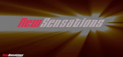 Молодая женщина с блонд волосами испытывает оргазм от использования вибратора и члена.