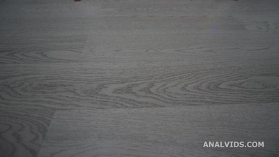 Русская девушка получает удовольствие от двойного анального проникновения в международной групповой сексуальной сцене.