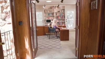 Двое сбежавших заключенных настигли прекрасную студентку в ее доме, где она отвлекалась от учебы.