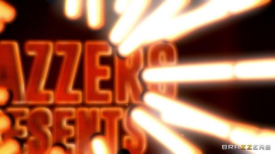 Танцовщица с подтянутой фигурой и сексуальными формами удовлетворяет свою киску.