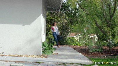 Покупатель обращается к продавщице секс-игрушек, которая является силиконовой моделью.