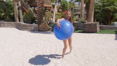 Молодая студентка предложила соседу купить у нее печенье и, этим, пробудила его интерес, в результате чего они решили заняться страстным сексом.