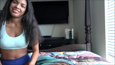 Майя Фаррелл разбудила сводного брата и устроила ему оральное удовольствие, после чего она демонстрировала свои большие сиськи и возбуждала его.