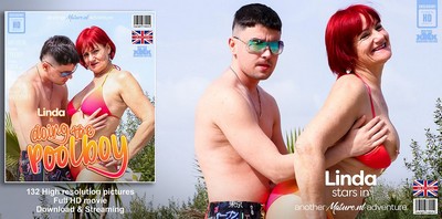 Богатая леди соблазнила молодого работника, который чистил бассейн.