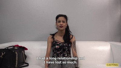 Молодая брюнетка с татуировками пришла на кастинг для заработка.