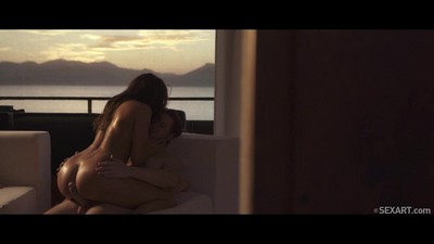 Девушка уловила возможность развлечь своего парня в выходной день и решила соблазнить его на интимное время.